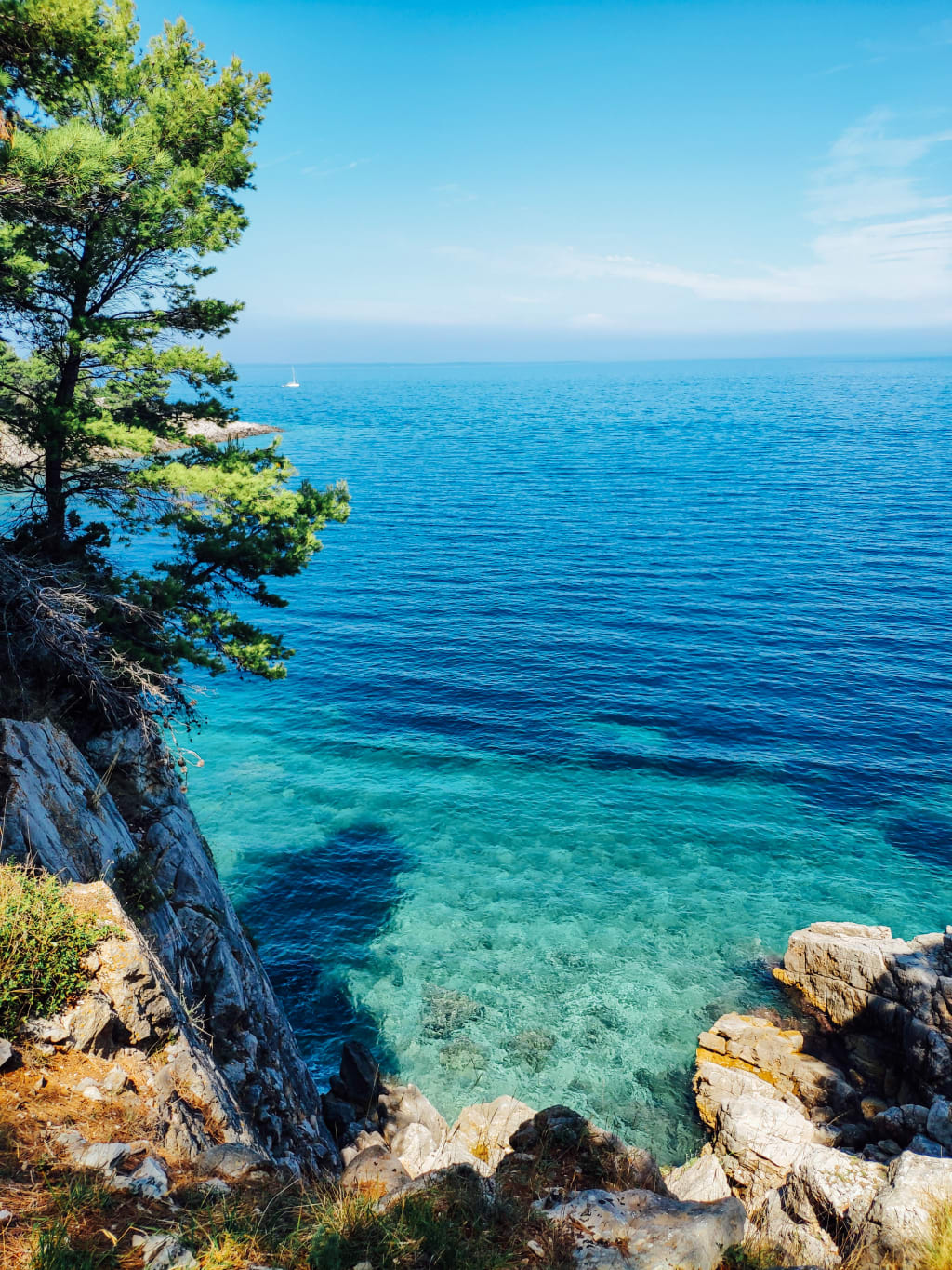 Vista dall'alto su una baia con acque cristalline, Croazia, natura