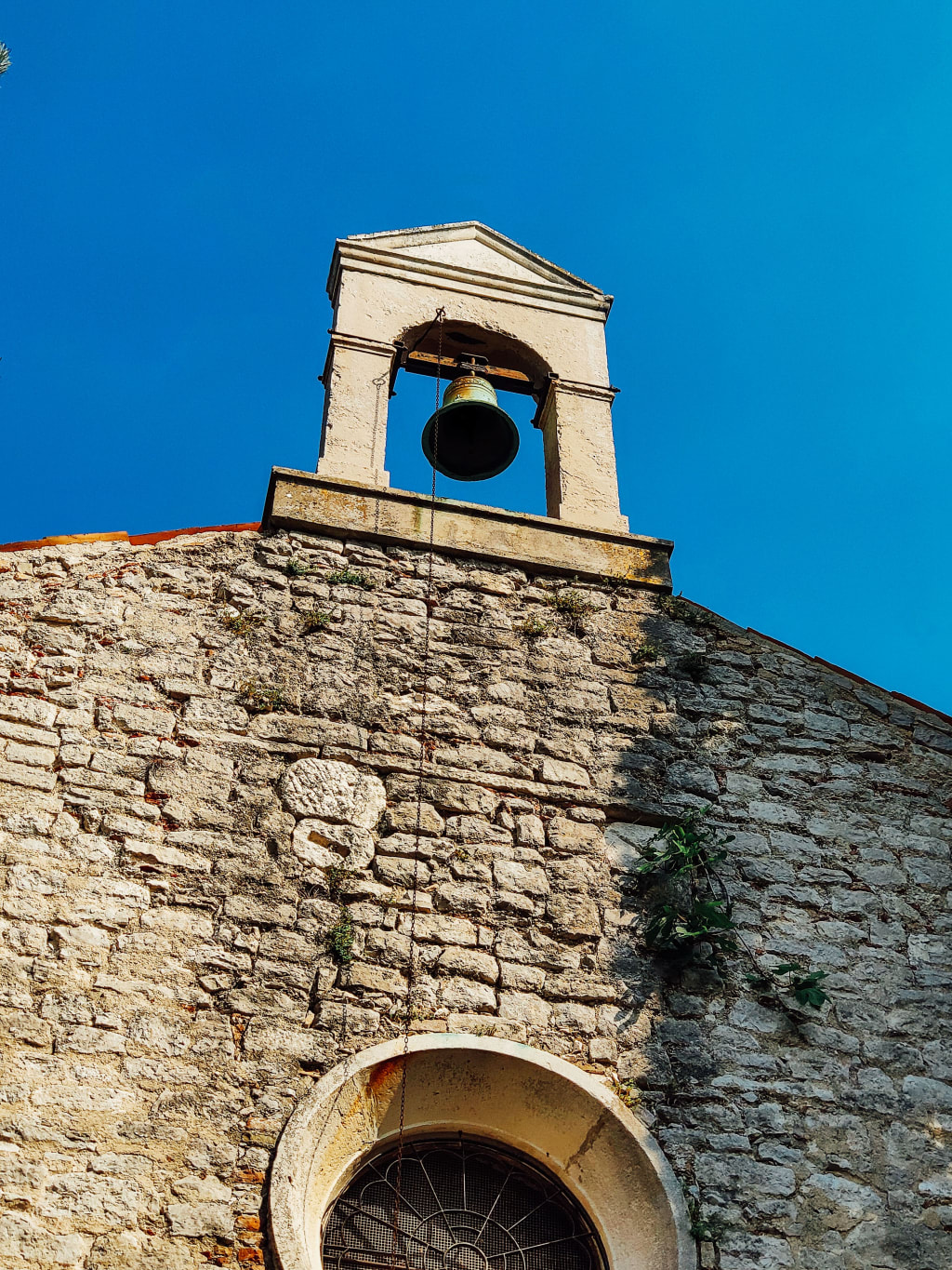 Campanile in pietra di una chiesa storica, Isola di Lussino