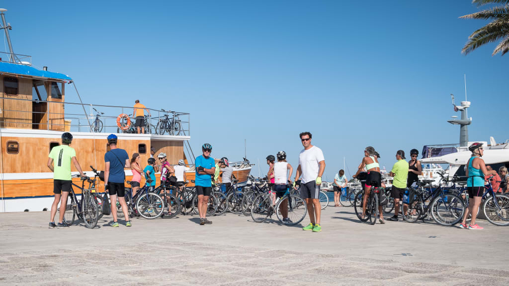 Gruppo di cicloturisti in piazza storica europea, tour in bici organizzato Girolibero.
