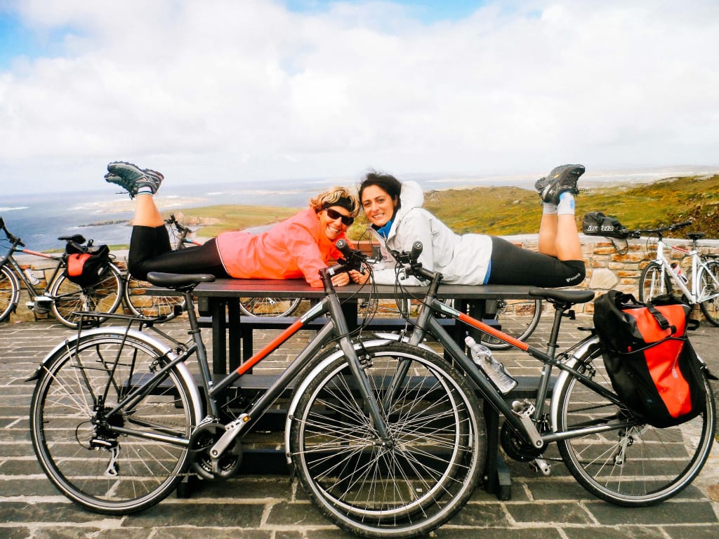 Ciclisti in posa con biciclette cariche di borse nel Connemara, Irlanda, pronti per l’avventura.