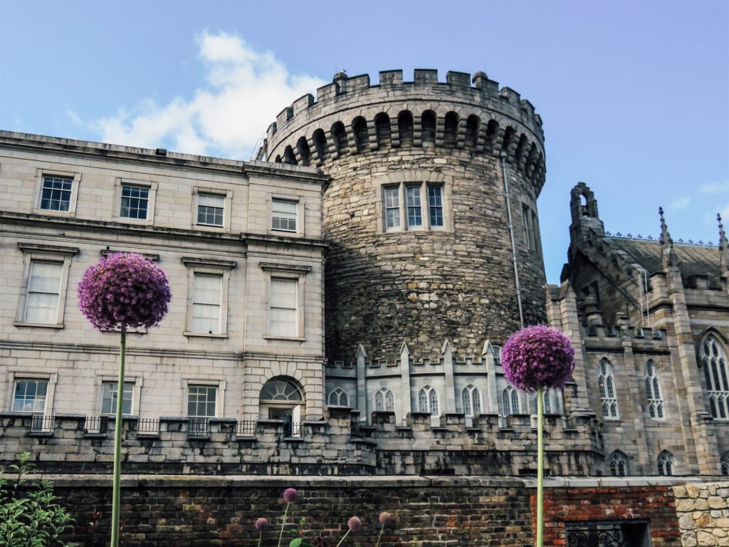 Castello di Dublino, Irlanda, con dettagli architettonici storici e giardino anteriore.