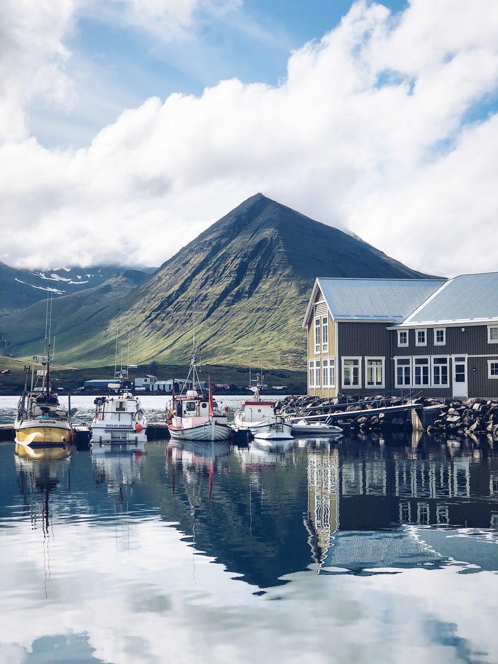 Porto pittoresco con montagne a sfondo a Seyðisfjörður, Islanda.