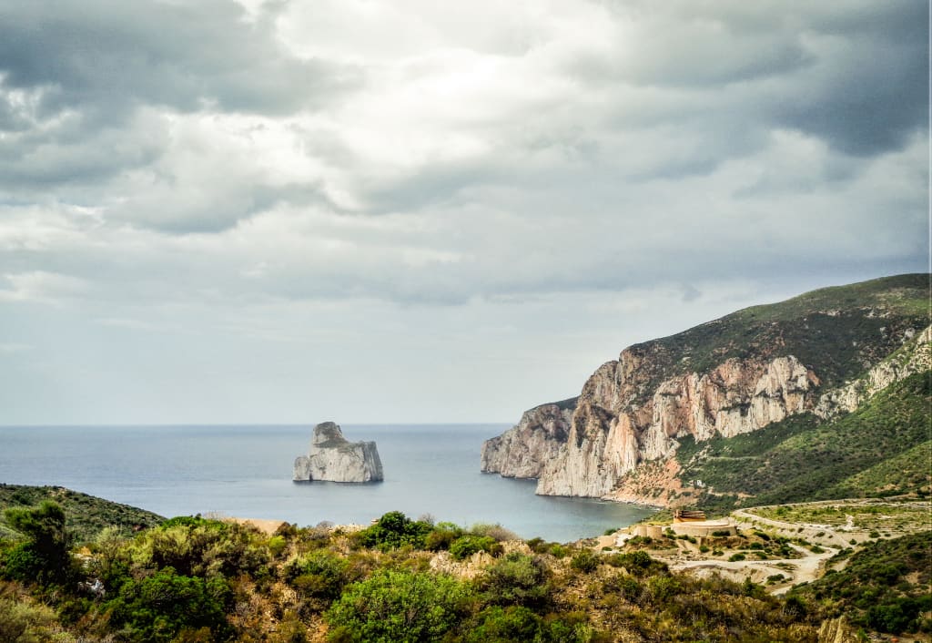 Vista panoramica su una costa frastagliata in Sardegna