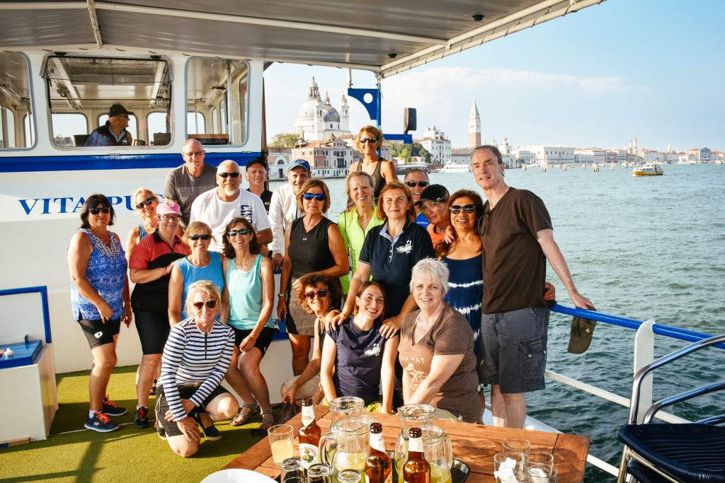 Gruppo di ciclisti in viaggio con "Girolibero" sulla barca "Vita Pugna" in crociera fluviale in Italia.