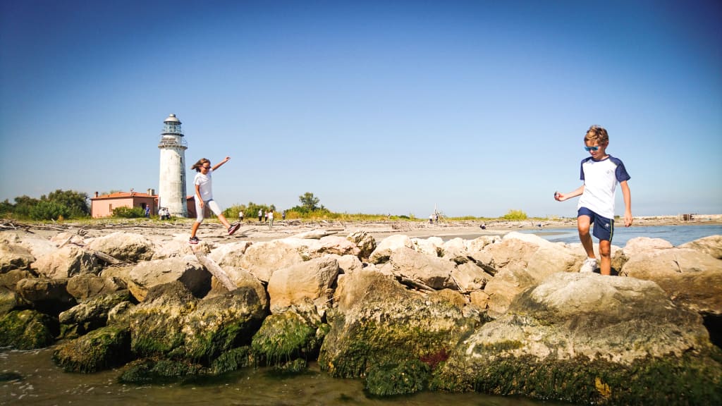 Coppia in viaggio, vista di una torre di avvistamento nel Parco del Delta del Po.