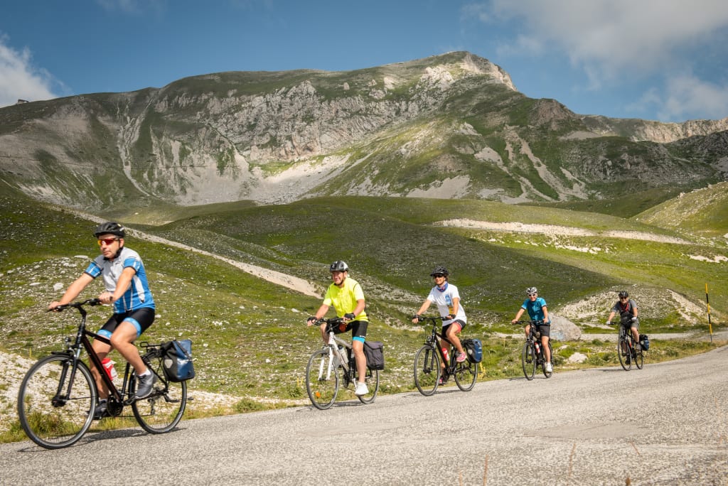 Ciclisti in montagna su un percorso nel Gran Sasso in Abruzzo