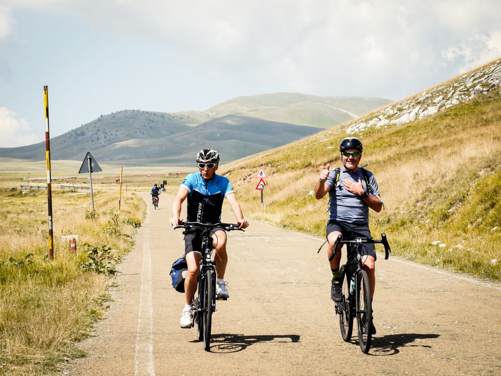 Due ciclisti su un sentiero di montagna, Gran Sasso, Abruzzo, Italia