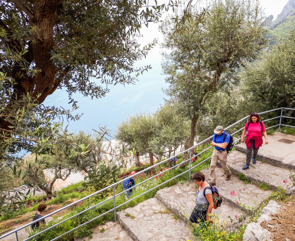 Escursionisti su un sentiero panoramico, Sentiero degli Dei, Costiera Amalfitana, Italia