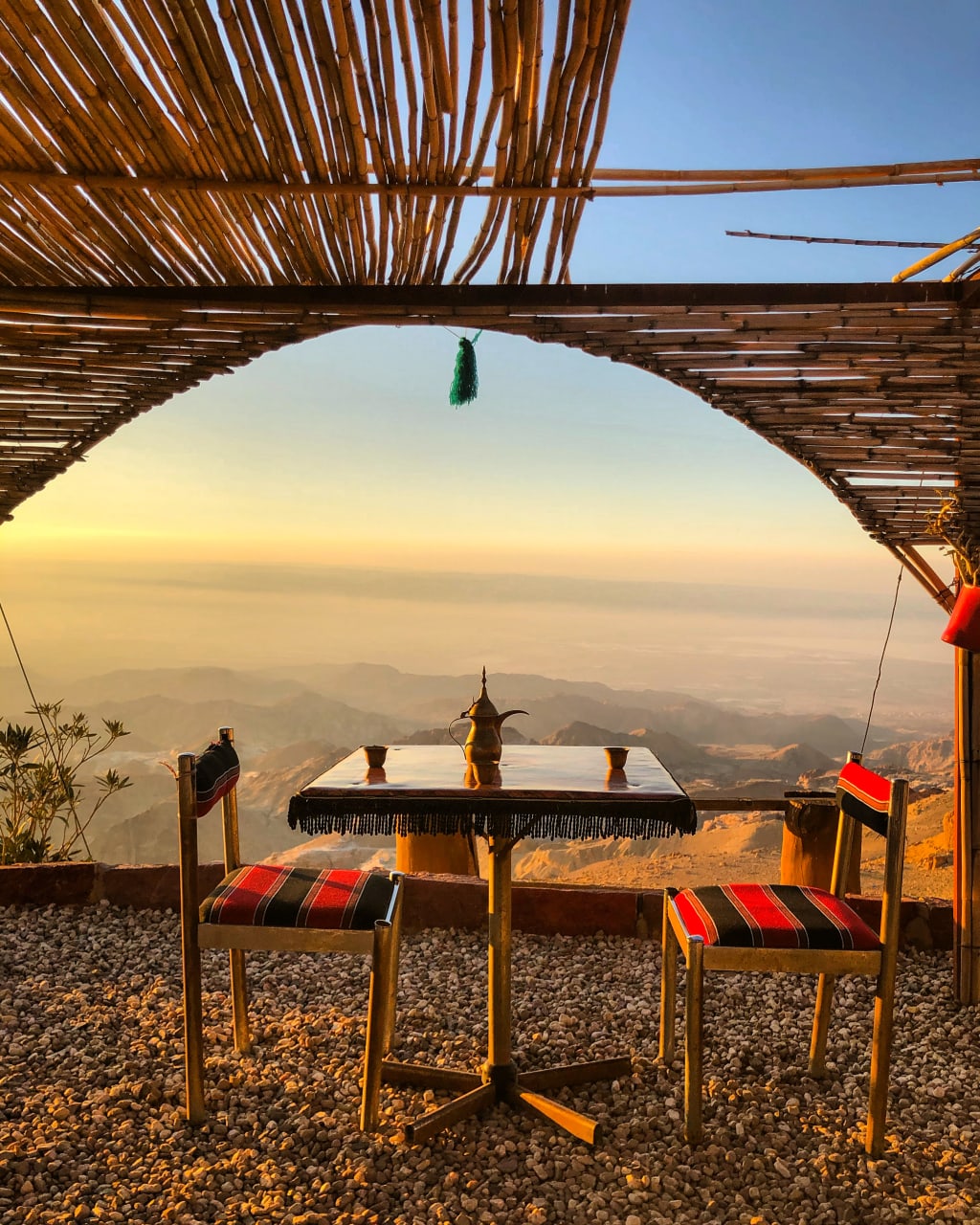 Tavolo con vista panoramica sul deserto dal campo tendato, Wadi Rum