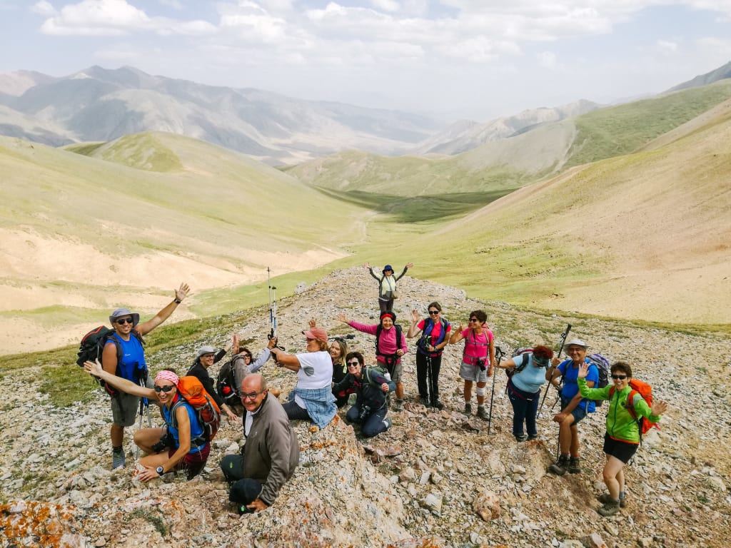 Gruppo di escursionisti in montagna in viaggio con Girolibero, trekking di gruppo con guida in Kirghizistan