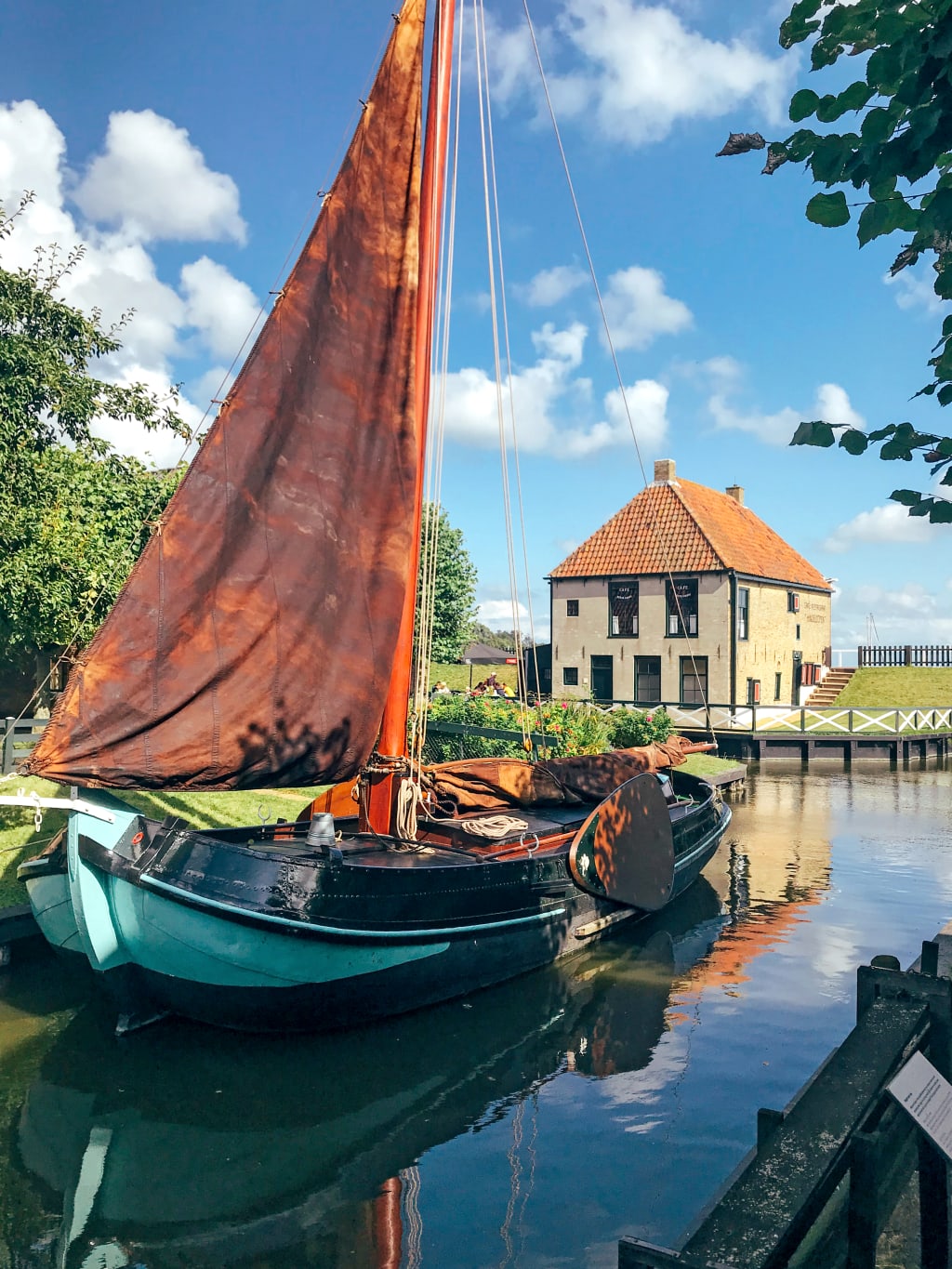 Barca tradizionale olandese ormeggiata in un tipico borgo affacciato sull’IJsselmeer.