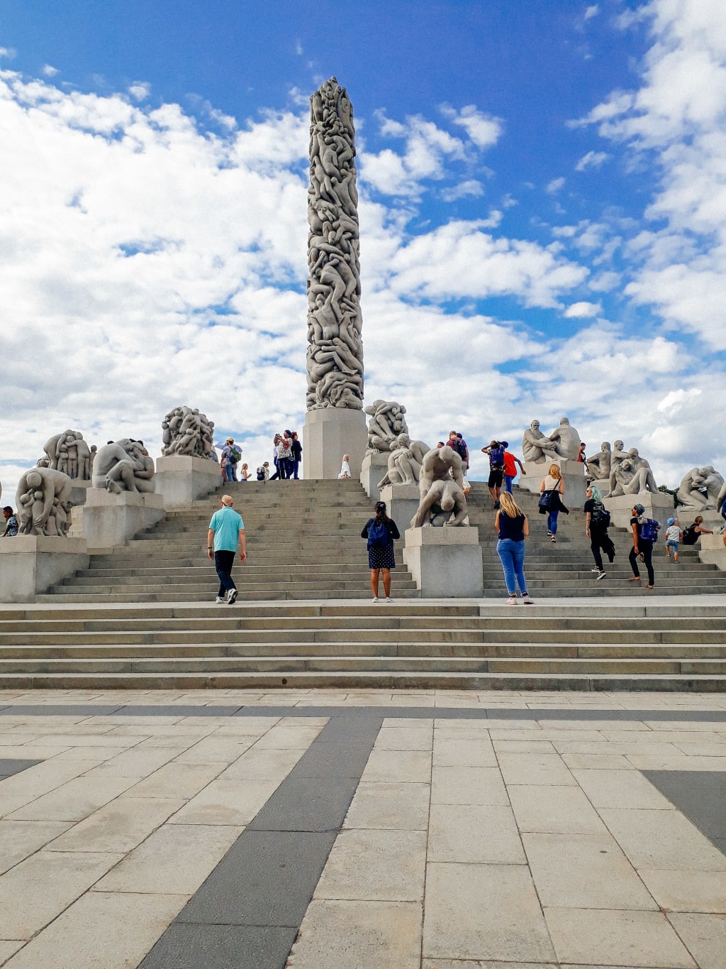 Turisti in visita all'Obelisco nel Parco Frogner di Oslo, tour dei Fiordi in Norvegia