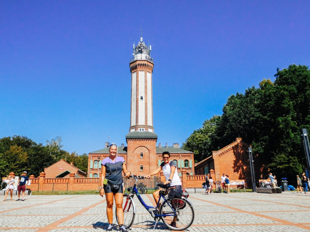 Ciclisti in piazza vicino al faro di Niechorze, Polonia