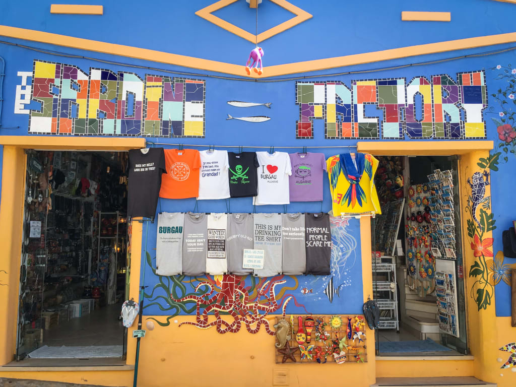 Facciata colorata di un negozio tradizionale nell'Algarve