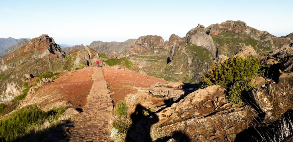 Paesaggio montuoso di Madeira con colline e valli verdi.