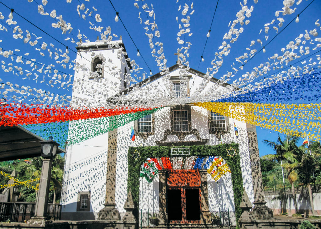 Chiesa decorata con festoni colorati, festival tradizionale in Portogallo, Madeira