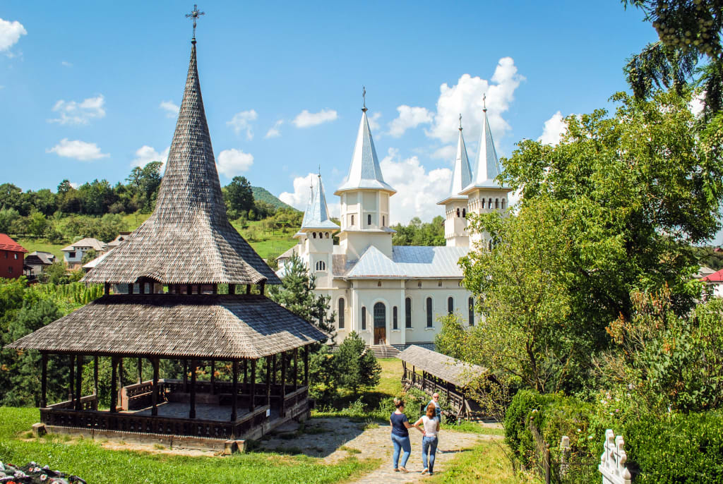 Monastero di Bârsana con chiesa lignea e architettura monastica tipica, patrimonio UNESCO in Romania