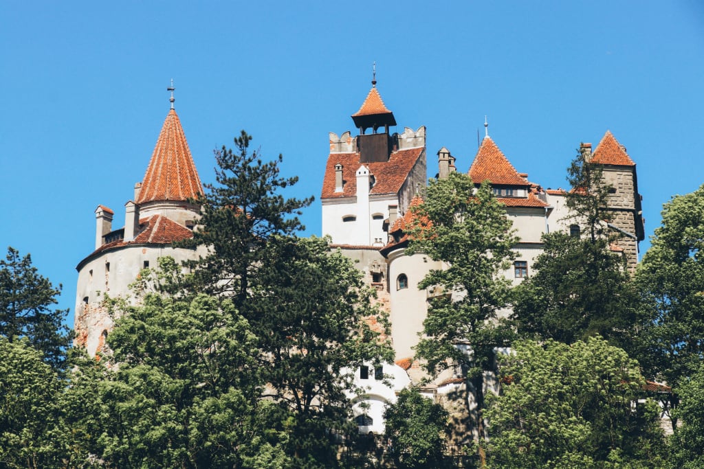 Castello di Bran in Transilvania, panorama del celebre castello medievale tra le colline, viaggio culturale in Romania