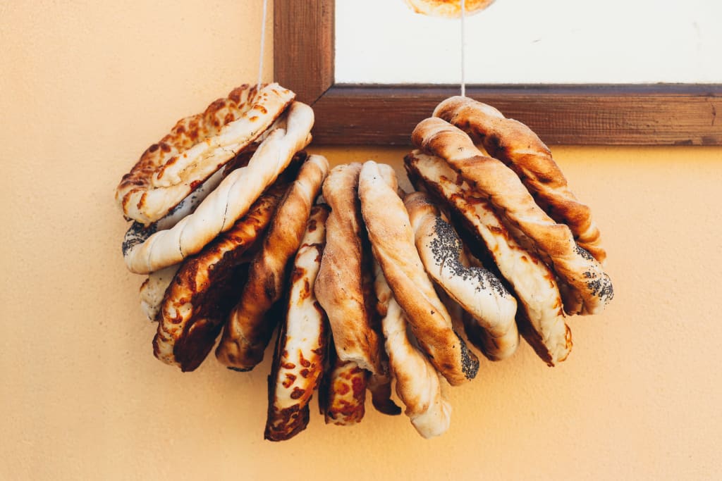 Dolce tradizionale rumeno a forma di treccia con noci e cioccolato, specialità gastronomica tipica del Maramureș