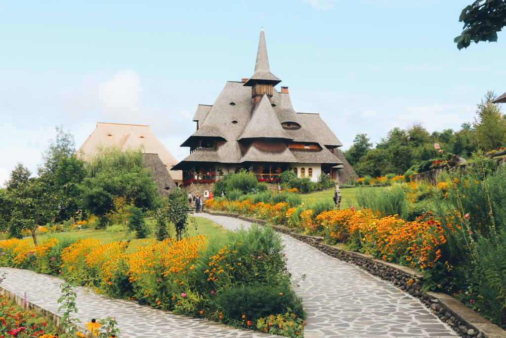 Chiesa in legno tradizionale del Maramureș immersa nel verde, esempio di architettura religiosa rurale nei Carpazi