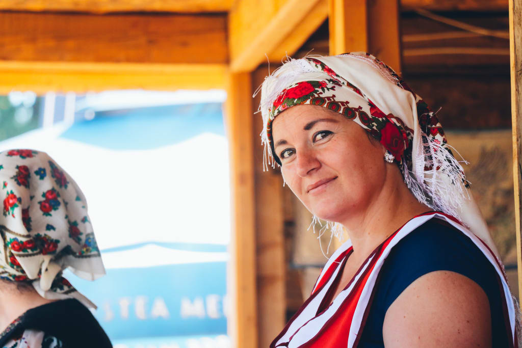 Donna in costume tradizionale rumeno con copricapo folkloristico, cultura e tradizioni della Romania autentica