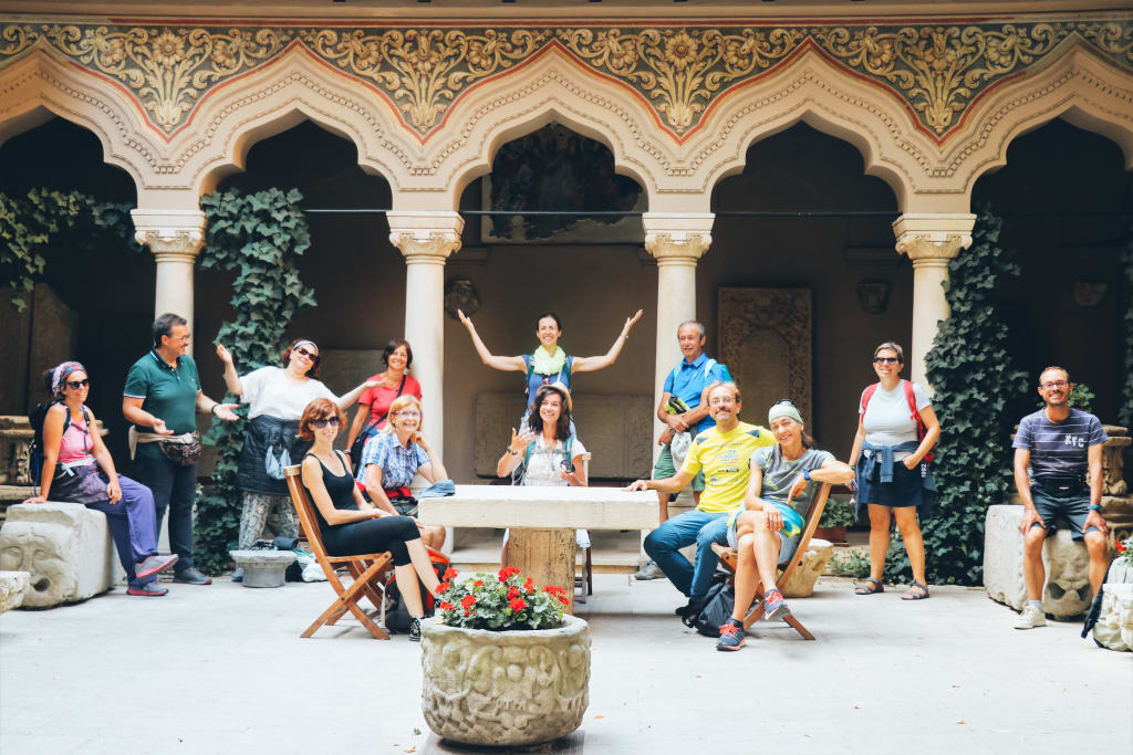 Corte interna del monastero con porticati ad archi e visitatori, architettura storica della Bucovina in Romania