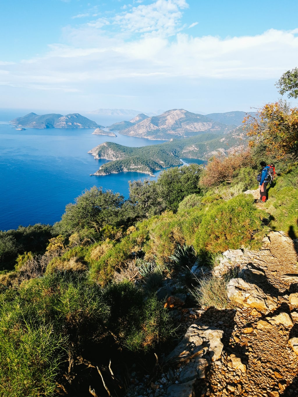 Vista panoramica sulla costa montuosa e sull’oceano, Turchia