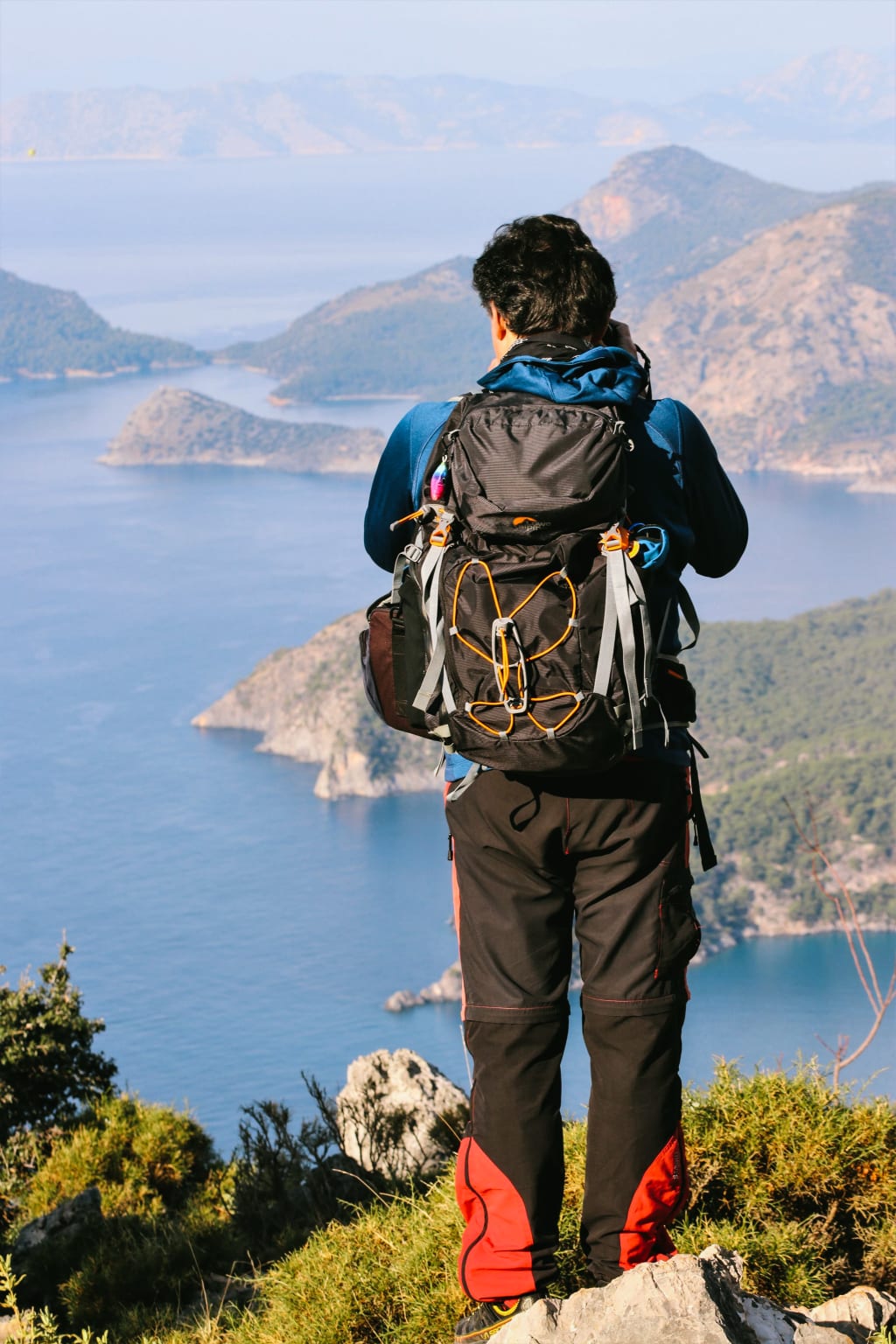 Escursionista osserva il panorama sulla costa del Mar Egeo