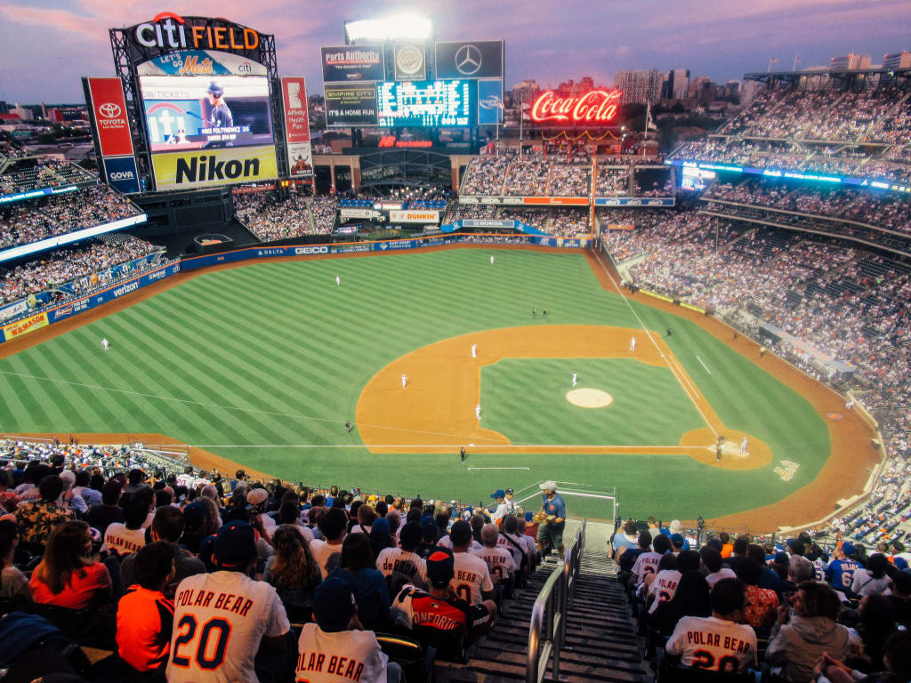 Vista panoramica dello stadio di baseball affollato durante una partita.