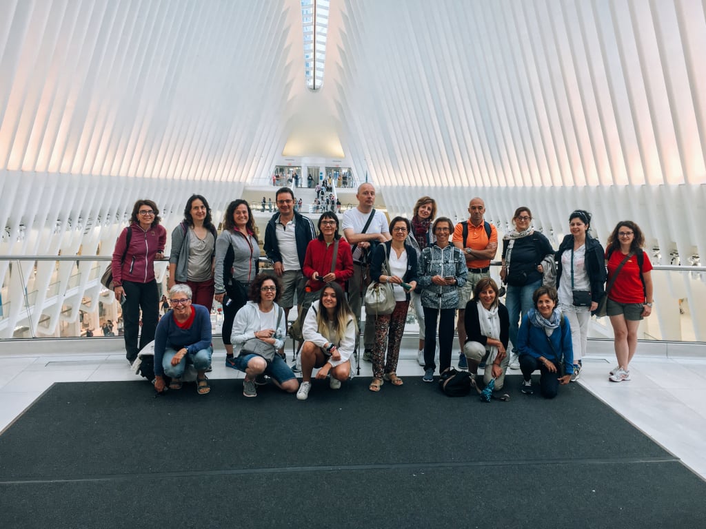 Gruppo di viaggiatori al memoriale del World Trade Center, luogo simbolico di New York.