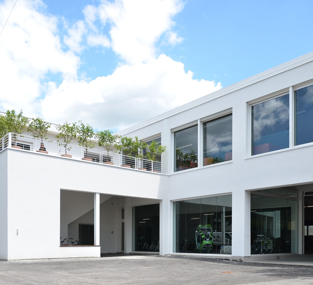 Edificio moderno e luminoso, sede del tour operator Girolibero a Vicenza, via Conforto 7