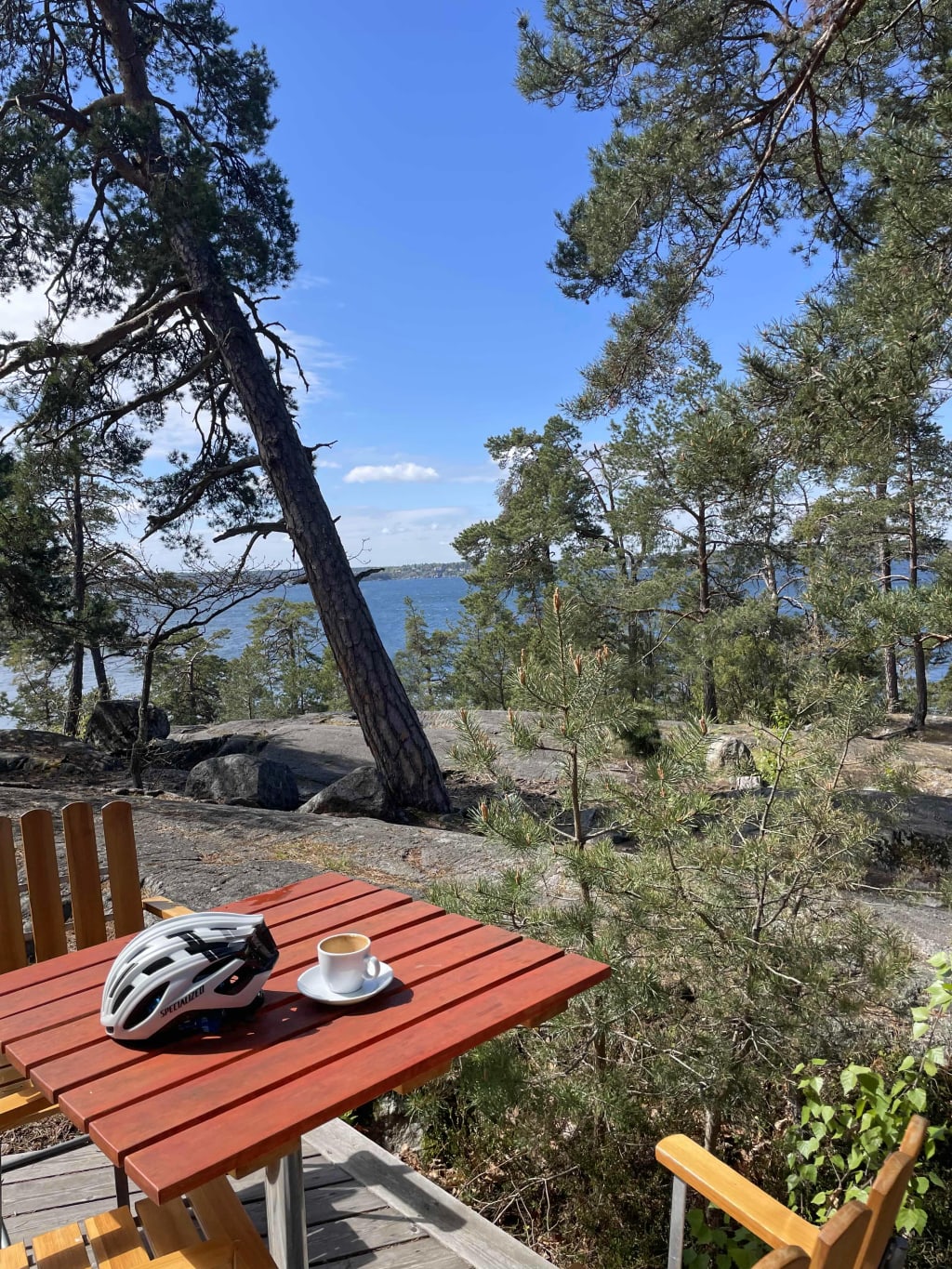 Tavolo da picnic in legno affacciato su un lago, foreste della Svezia.