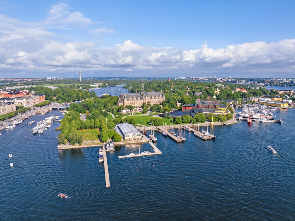 Veduta aerea di un porto turistico con barche e isole, costa svedese.