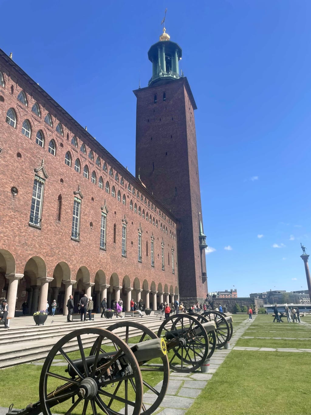 Municipio di Stoccolma con torre e facciata in mattoni rossi, simbolo della città.