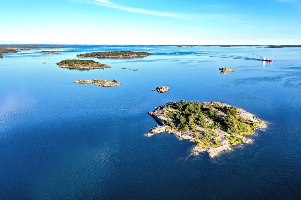 Isole e isolotti dell’arcipelago di Stoccolma, uno dei paesaggi naturali più iconici della Svezia.