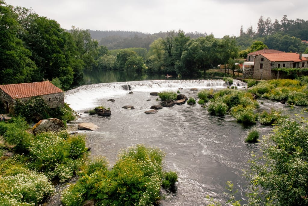 Vista su un fiume che attraversa un piccolo villaggio della Galizia lungo il Cammino