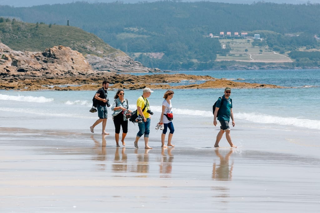Gruppo di pellegrini in cammino lungo l'Oceano Atlantico, viaggi a piedi organizzati "Girolibero"