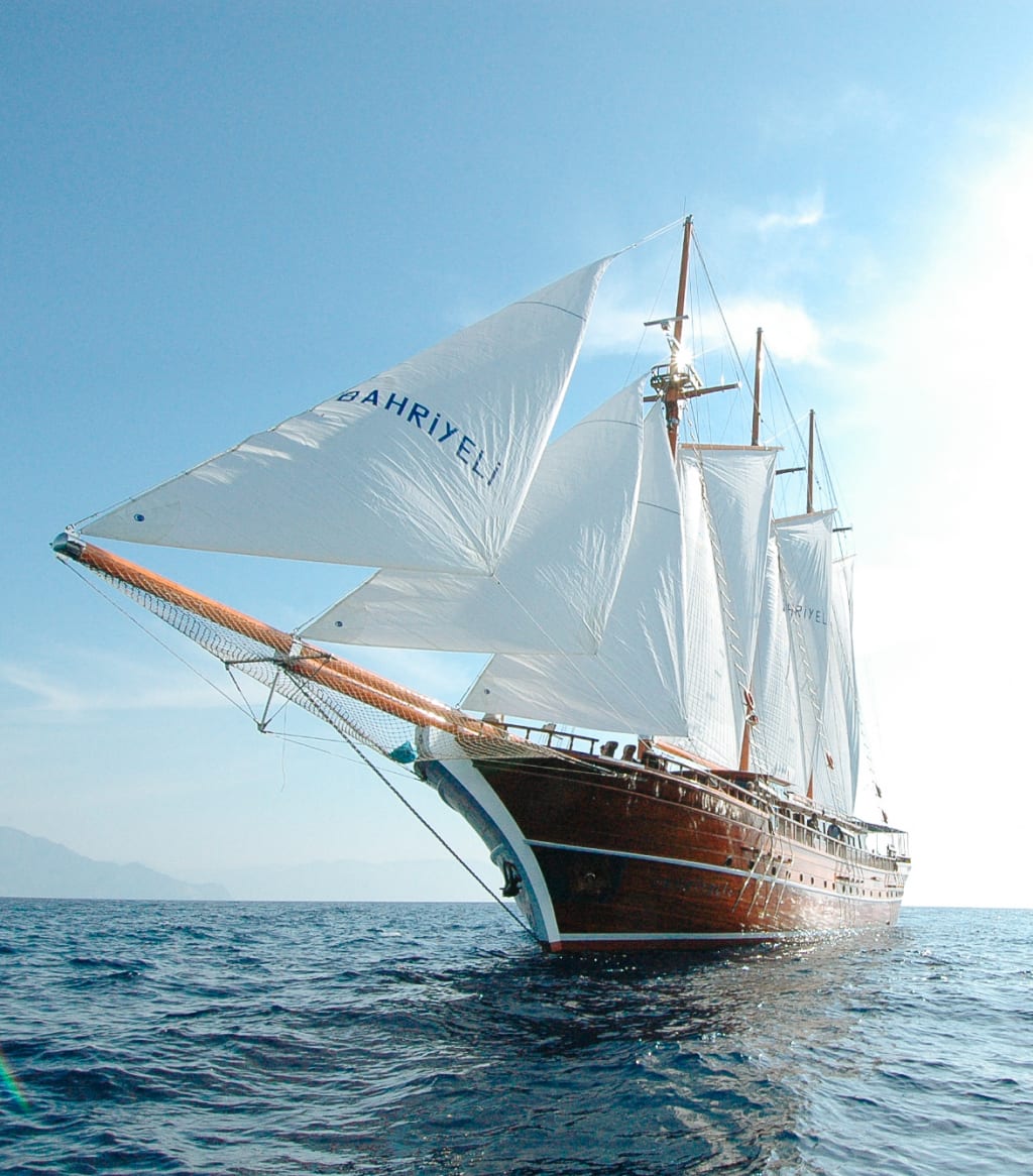 Barca a vela "Thalassa" che naviga nel Mar Egeo, vicino alle isole greche.