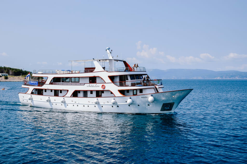 Barca "Andela Lora" che naviga in mare aperto, vacanze in bici e barca