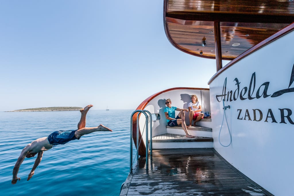 Dettaglio fianco barca con scritta "Zadar"