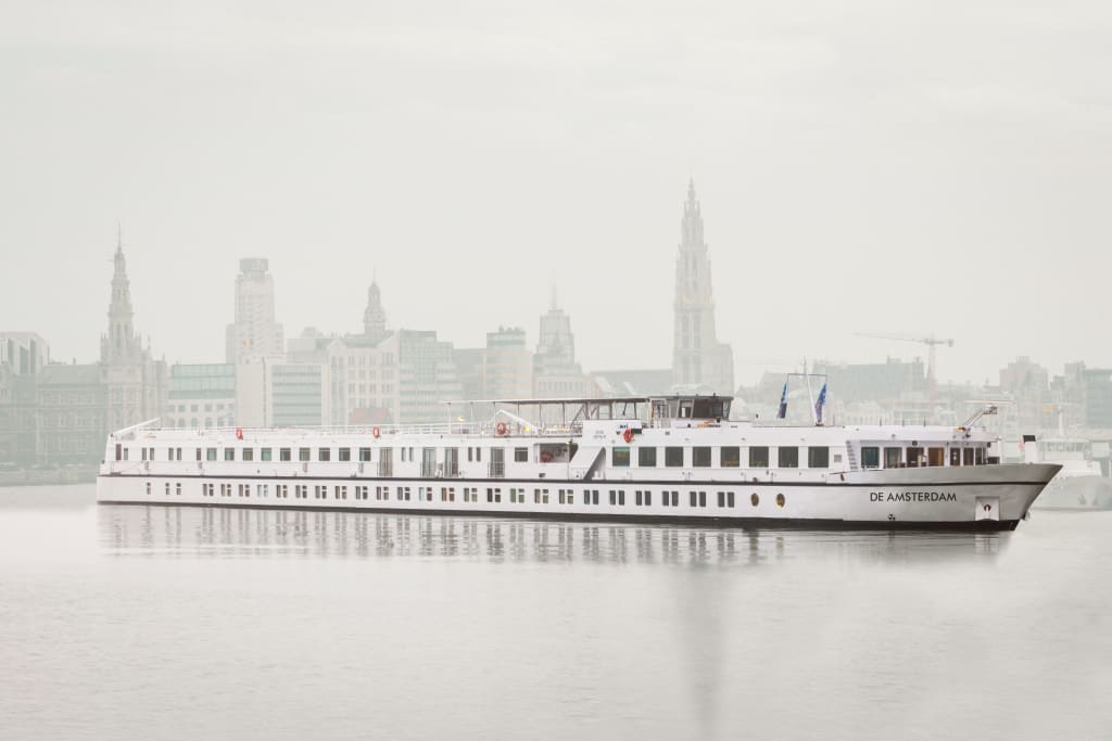 Nave da crociera fluviale De Amsterdam durante la navigazione