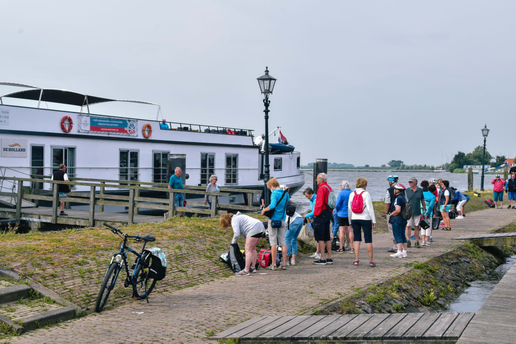 Nave da crociera fluviale attraccata in un porto nei Paesi Bassi