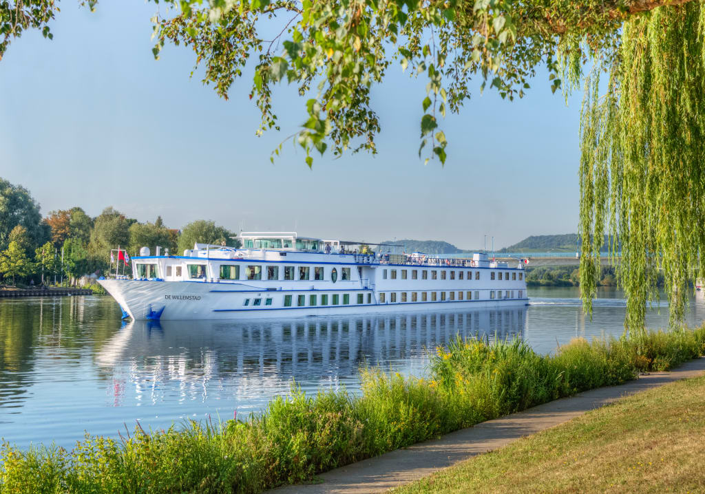 Nave da crociera Willemstad che naviga lungo un fiume nei Paesi Bassi.