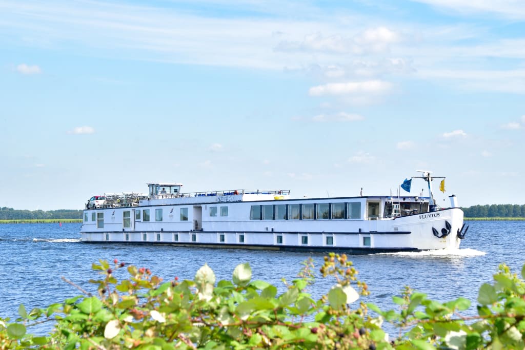 Chiatta fluviale "Fluvius" naviga in tranquille acque di un canale nei Paesi Bassi
