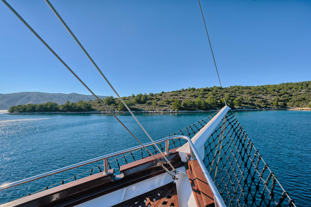 Vista dal ponte della nave a vela "Magellan" che naviga nel Mar Adriatico, Croazia.