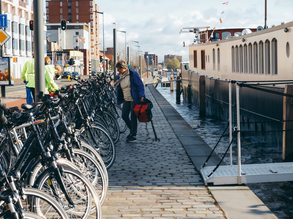Lunga fila di biciclette parcheggiate sul molo vicino alla barca "magnifique II"