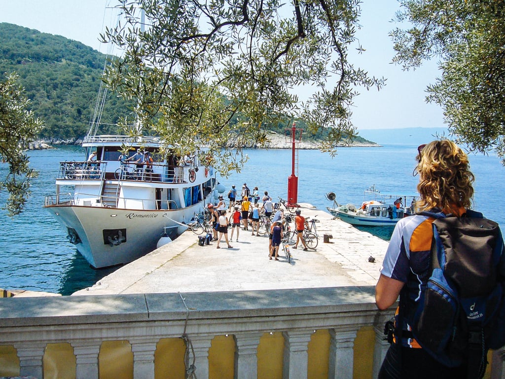 Barca "Romantica" ormeggiata su un piccolo molo in Croazia.