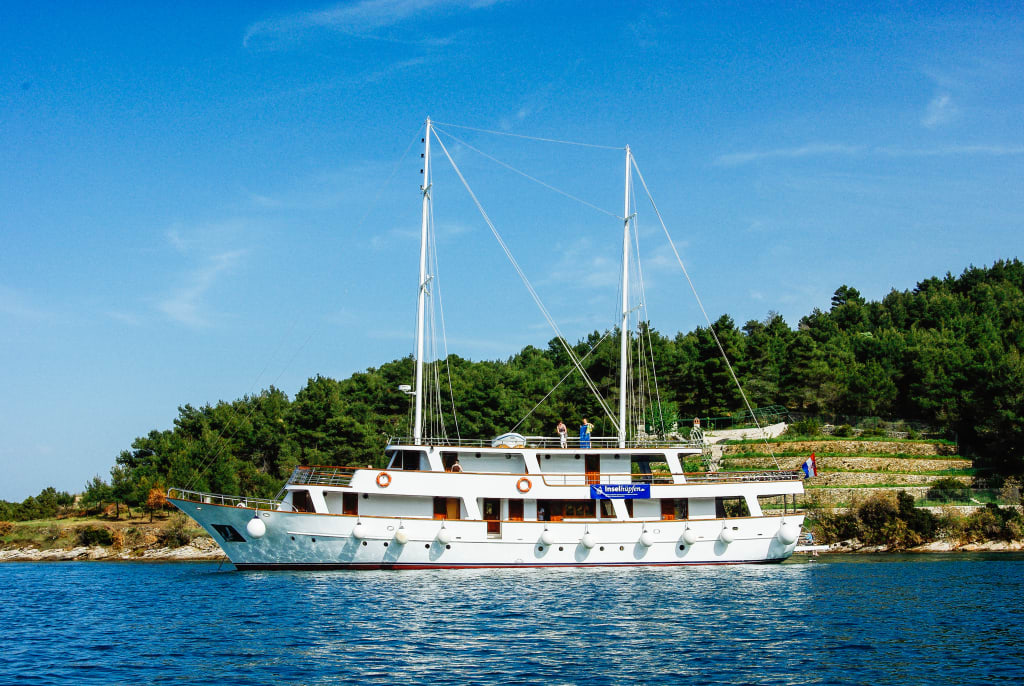 Barca "Romantica" naviga vicino alla costa verde in Croazia.