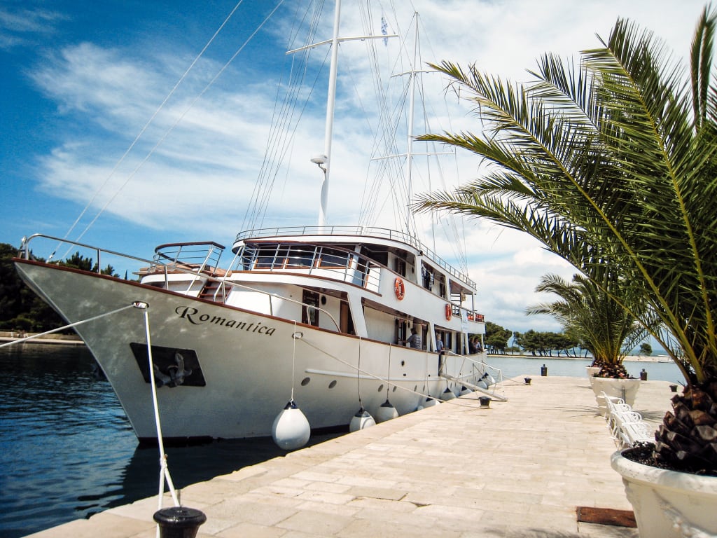 Porto con yacht e palme a Trogir, Croazia.