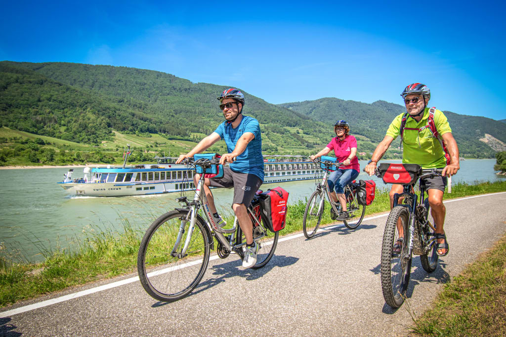 Ciclisti in viaggio con "Girolibero" percorrono la ciclabile lungo il fiume Danubio